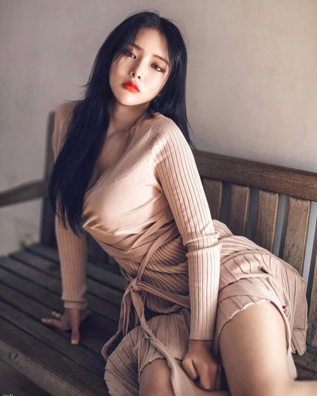 Yu Han - hot girl Hàn Quốc nổi tiếng khắp thế giới với phong cách "mặc kín như bưng" nhưng vẫn cực kỳ gợi cảm