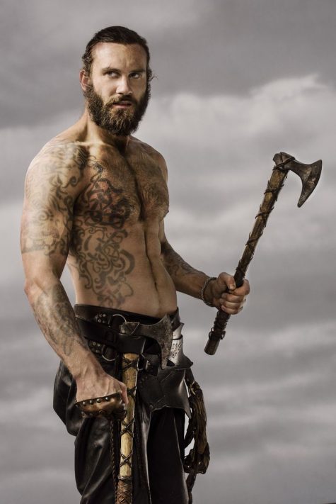 Clive Standen trong phim Vikings.