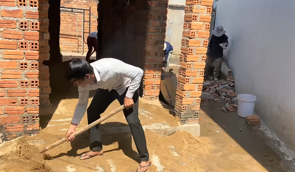 YouTuber là phụ hồ nghèo nhất VN bất ngờ xây nhà, lên đời chỉ sau nửa năm hình ảnh 3 youtuber la phu ho ngheo nhat vn bat ngo xay nha, len doi chi sau nua nam hinh anh 3