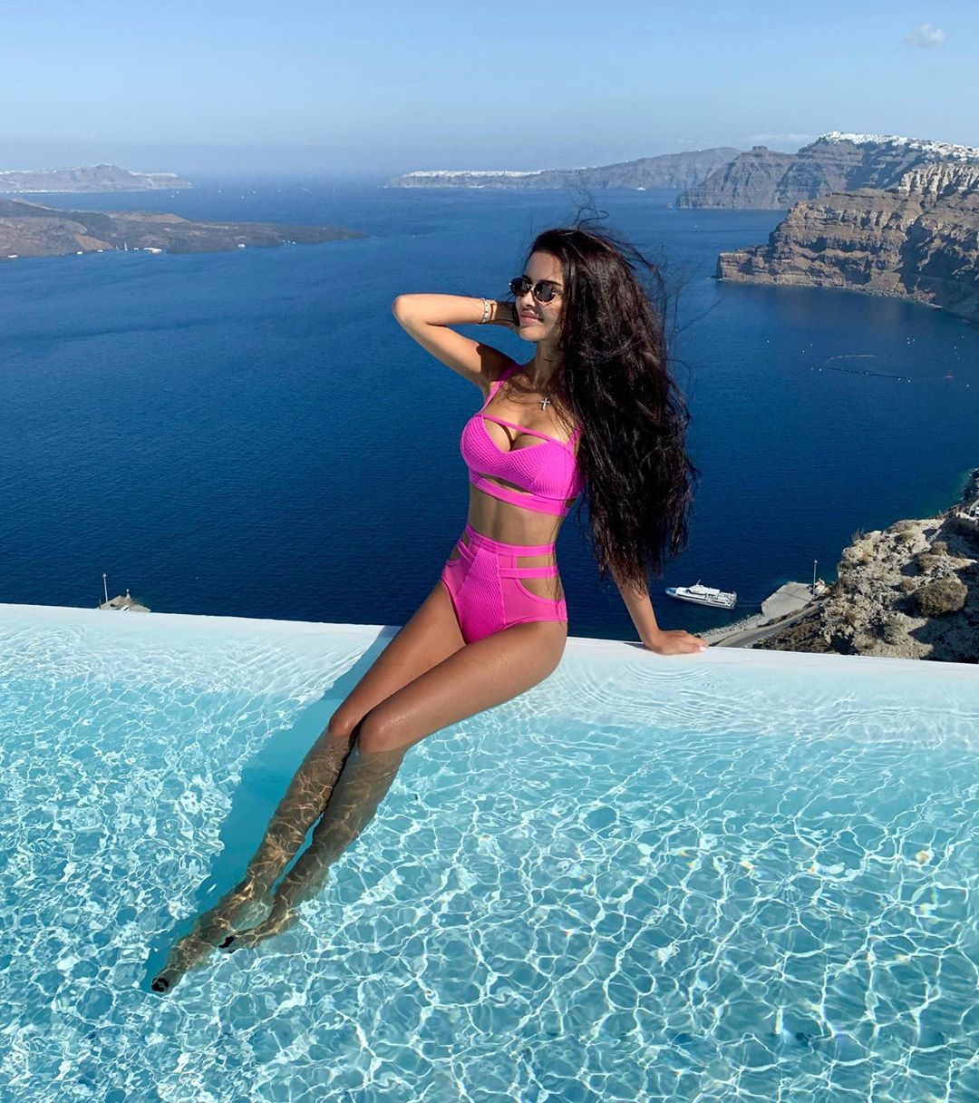 a_rap_10 Ban gai hoang tu Saudi Arabia cham dien bikini, vay ao khoe vong mot hinh anh 4 a_rap_10.jpg