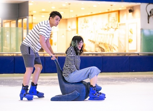 Cặp đôi có thể cùng nhau vui chơi, mua sắm tại Trung tâm thương mại.