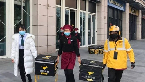 tq-1-8842-1580979143 Người Trung Quốc lo ngại đồ ăn chế biến sẵn có thể chứa virus, cũng như rủi ro tiếp xúc với nhân viên chuyển phát bị bệnh viêm phổi. Ảnh: BBC.