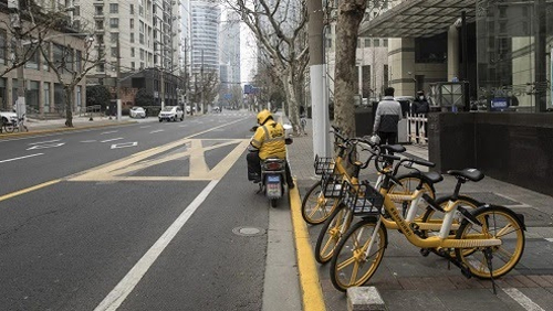 tq-3-7445-1580979143-1 Nhân viên chuyển phát Meituan Diangping đỗ trước một nhà hàng ở Thượng Hải vào ngày 3/2. Ảnh: SCMP.