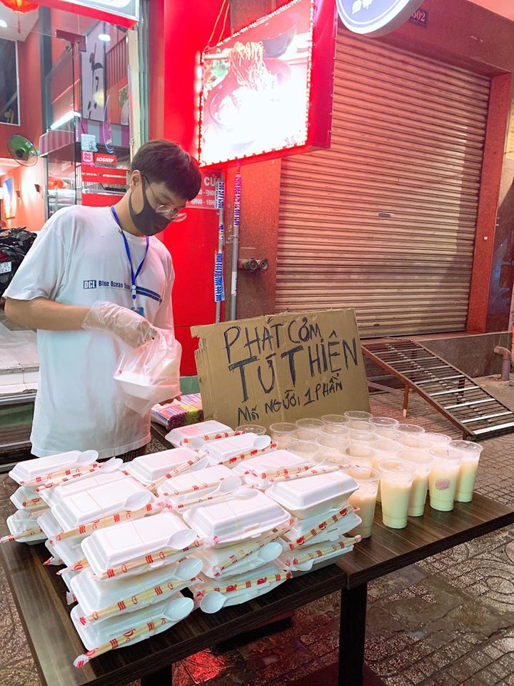 coahta Cao Thai Ha tang do an cho nguoi ngheo, Hoang Bach trao khau trang hinh anh 2 coahta.jpg